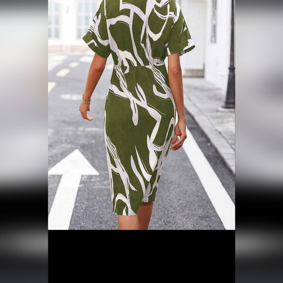 Shein Graphic Print, Batwing Sleeve, Ruched Front Dress - Picture 5 of 6